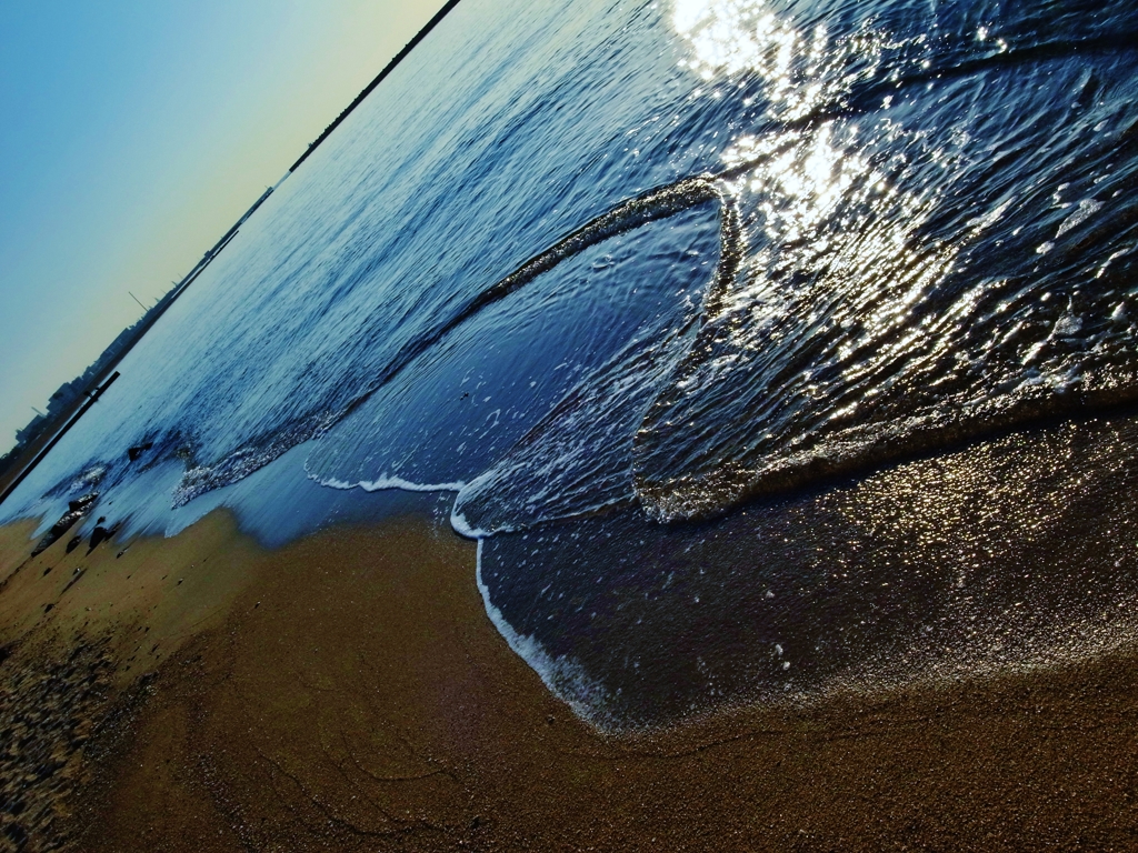 砂浜に打ち寄せる波