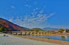 嵐山を背に　渡月橋