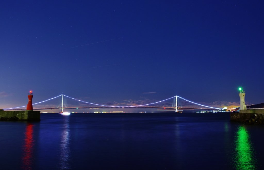 灯台と明石海峡大橋