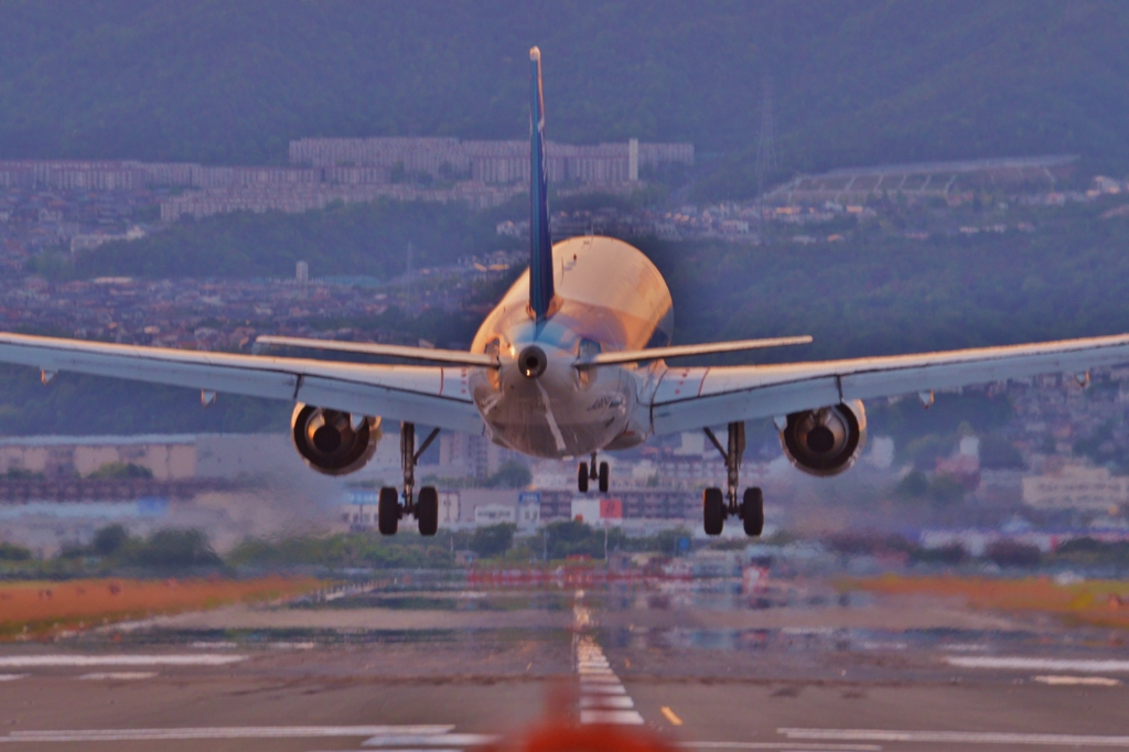 「夕焼けに染まる機体」
