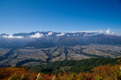 陣馬形山の頂より西北西を望む