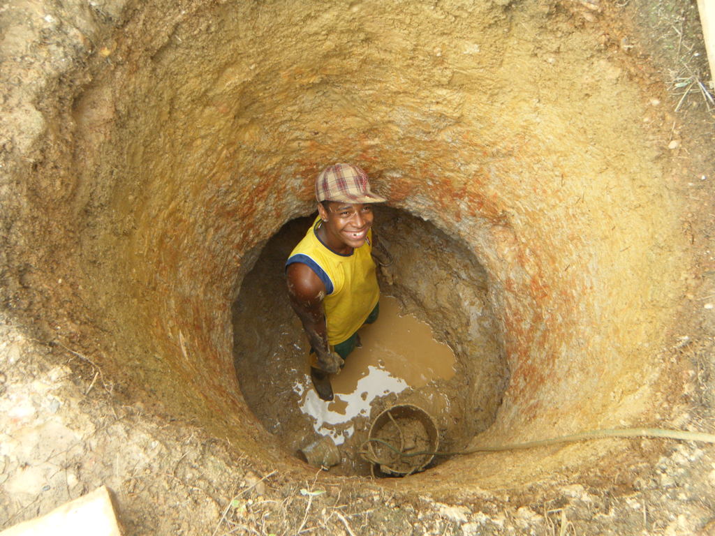 井戸を掘る男
