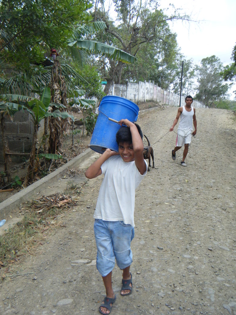 水を運ぶ少年