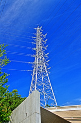 高圧電力線を支える大きい垂直な鉄塔