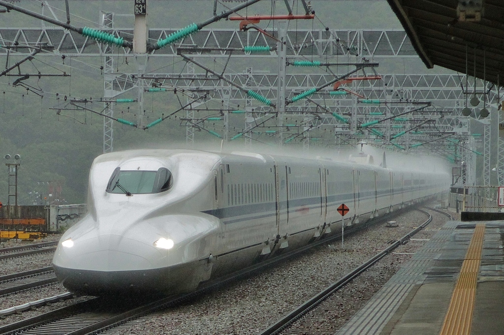 雨の新幹線