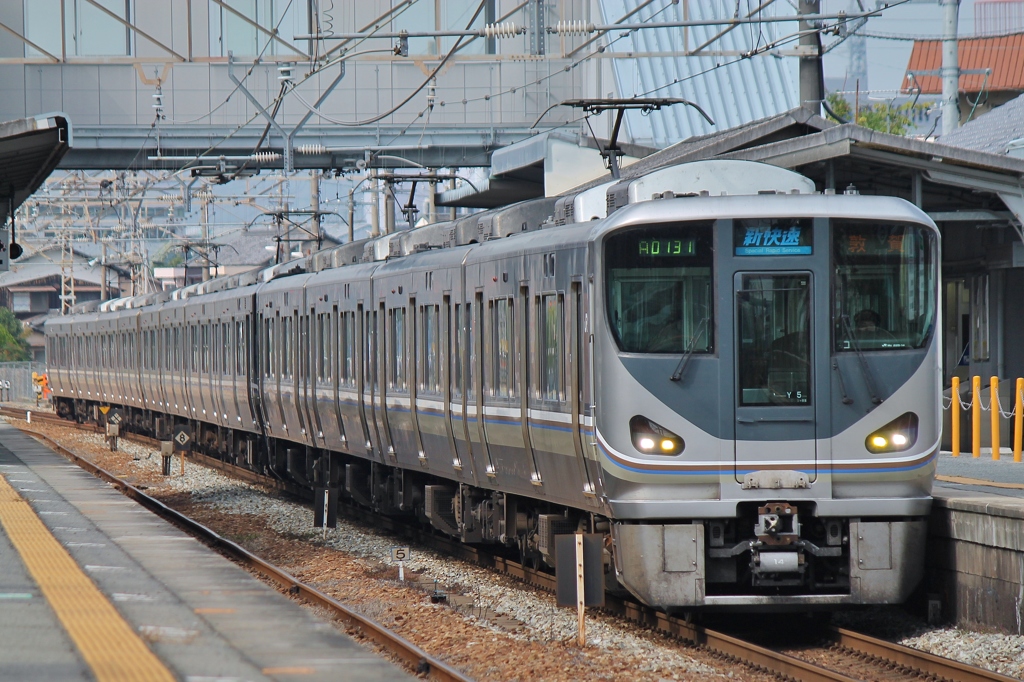 225系