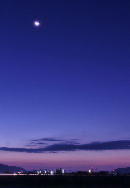 夜明けの空には