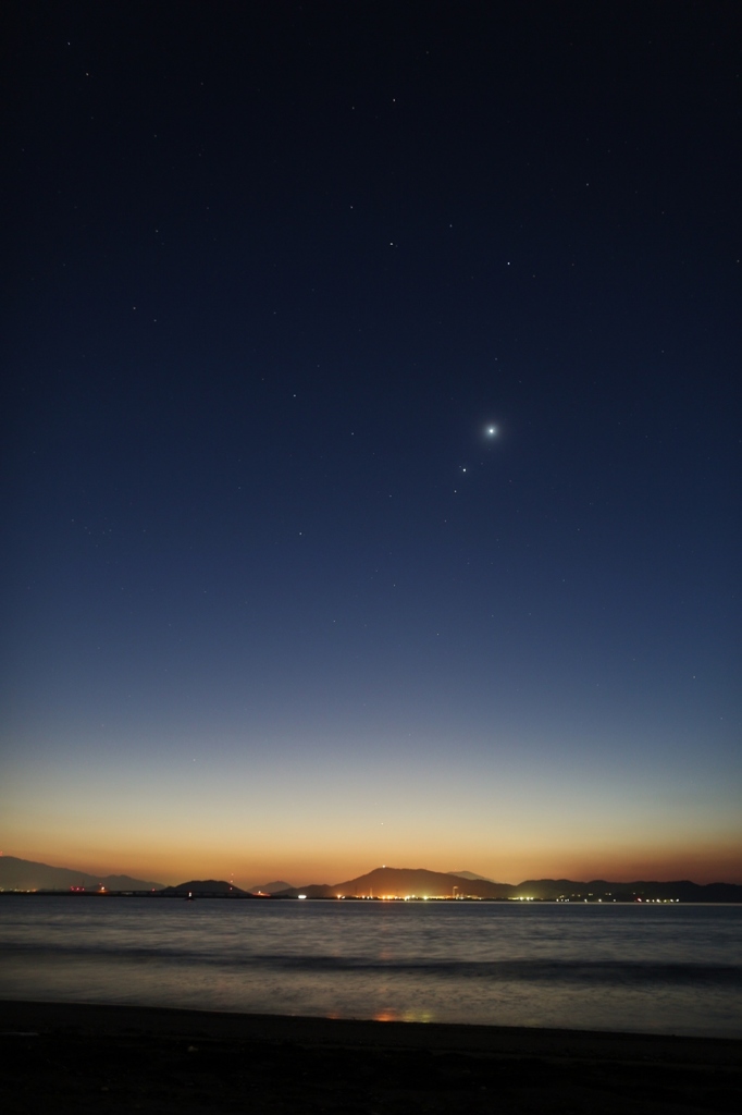 豪華な夜明けの空