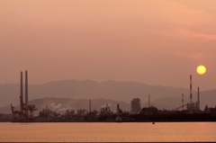 工場と夕日