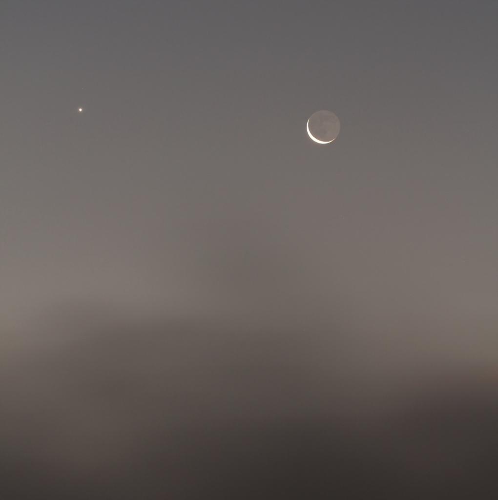 三日月と金星、そして霧　１