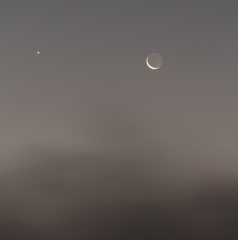 三日月と金星、そして霧　１