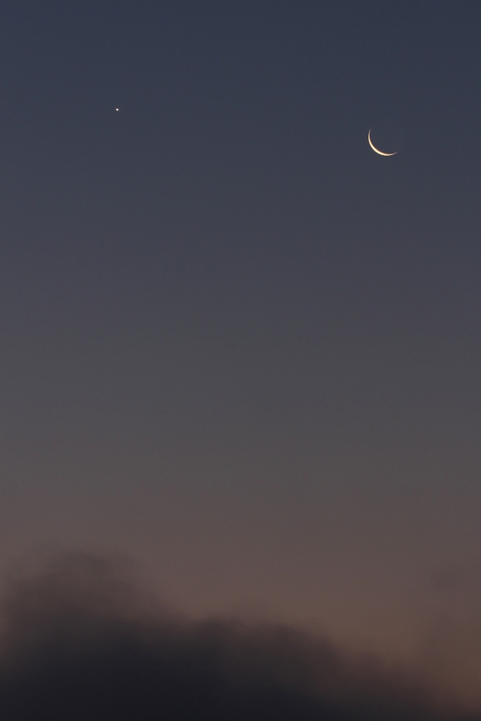 三日月と金星、そして霧　２