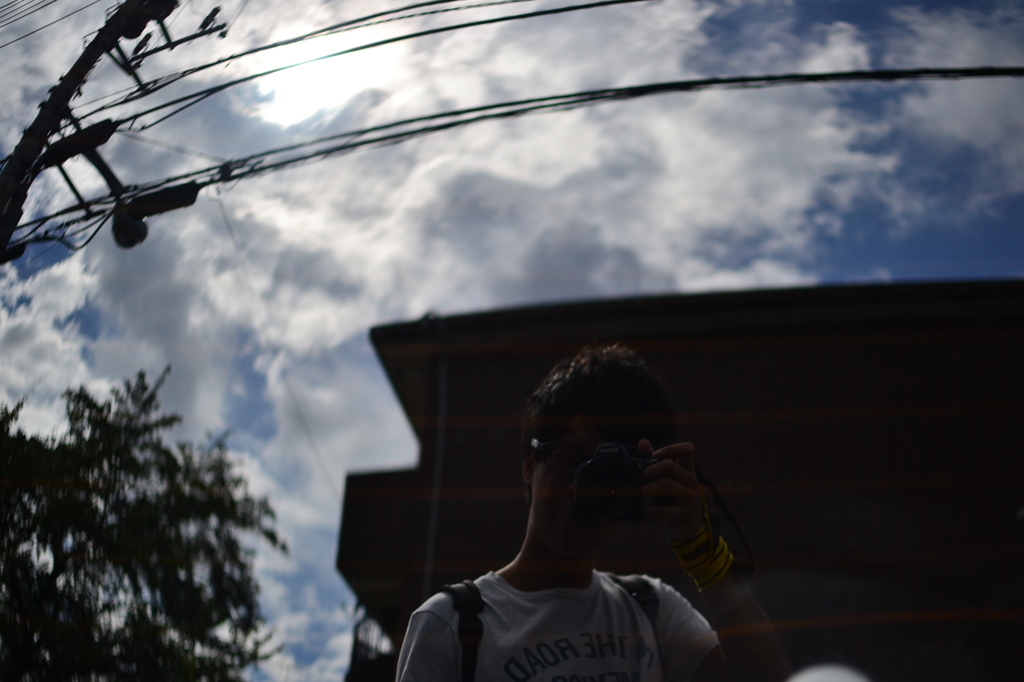 車のガラスに映る