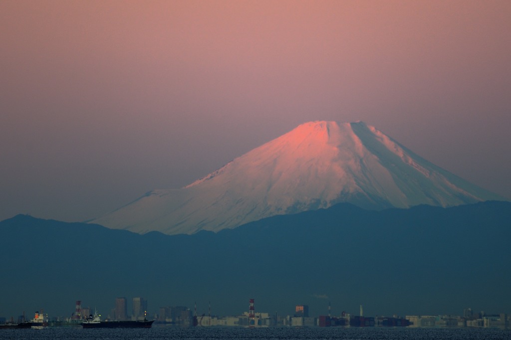 日の出を迎える富士