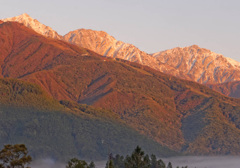 朝陽に輝く八方尾根と白馬三山（白馬村にて）