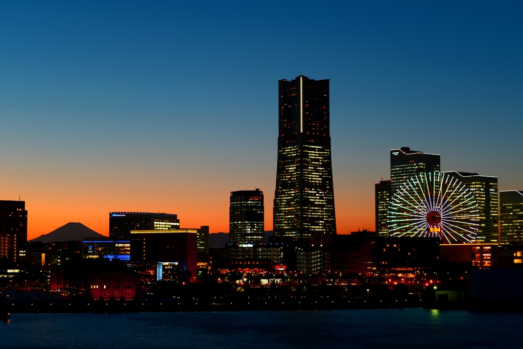 横浜と富士山の夕景