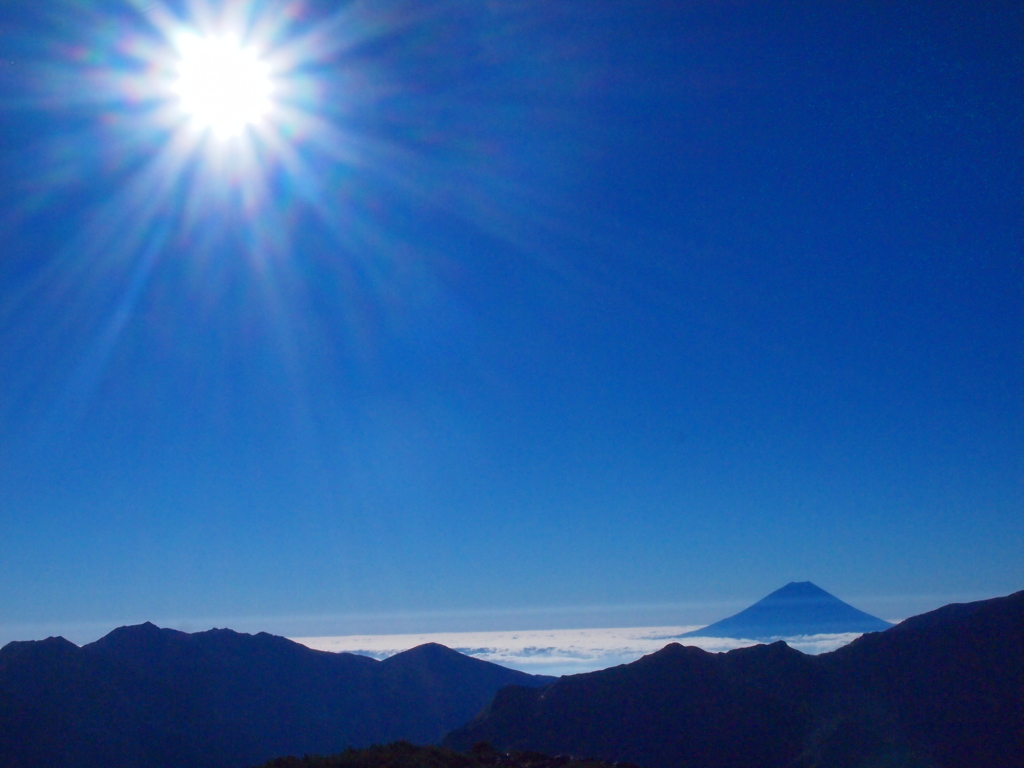 さんさんと降り注ぐ太陽と富士山