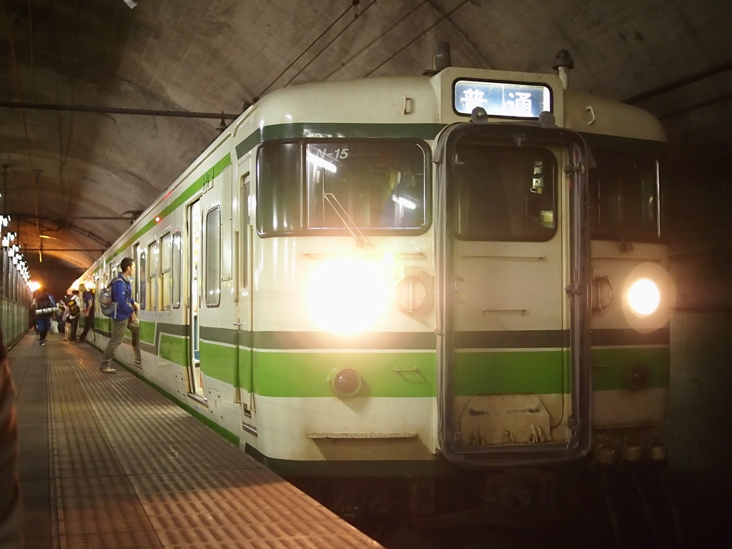 地底を走る電車　みんな乗り込め