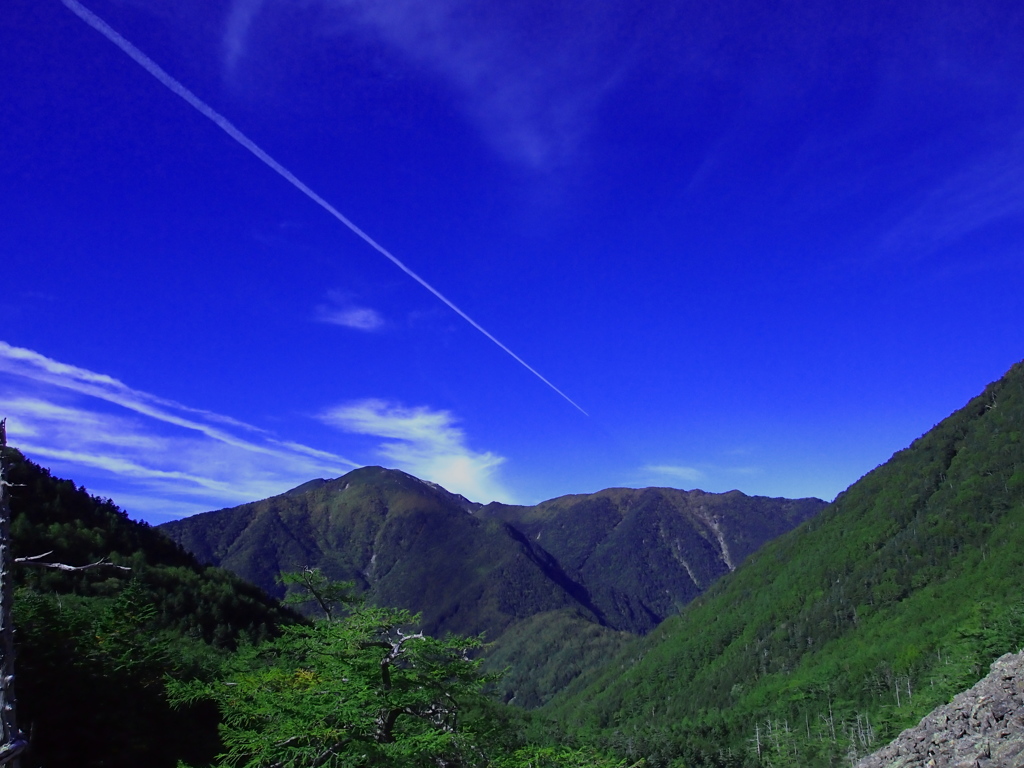 快晴に一筋の飛行機雲