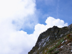 北岳　見上げれば岩に似た雲