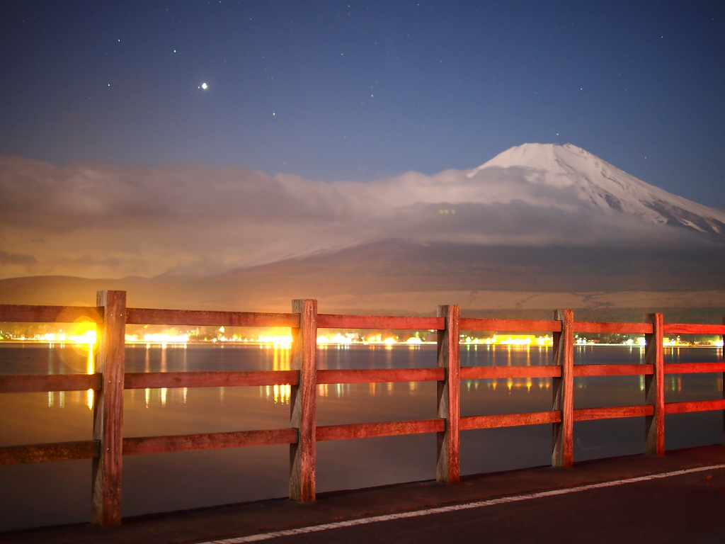 月に照らされた富士山