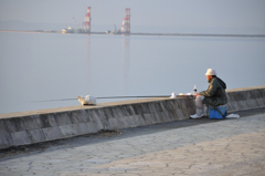 釣り人と猫