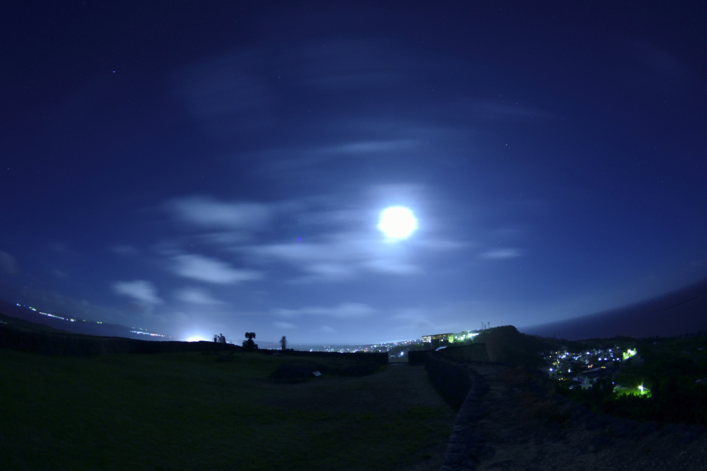 あの月に思いをこめて