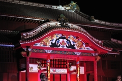 ライトに照らされた首里城
