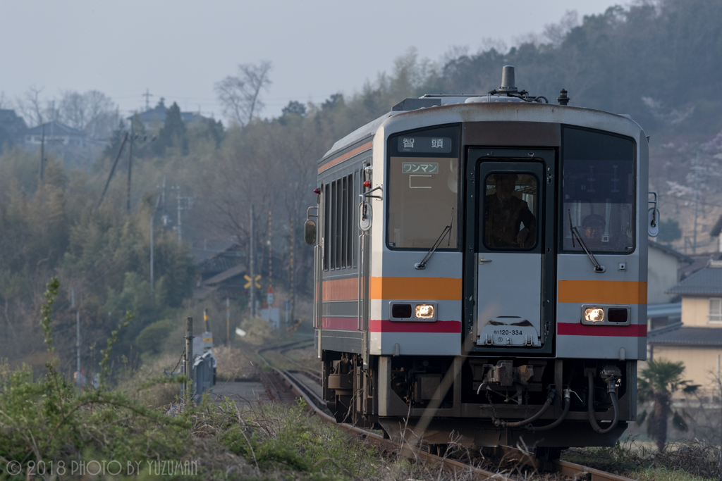 朝日を浴びる列車