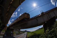 太陽と青空と黄色い電車