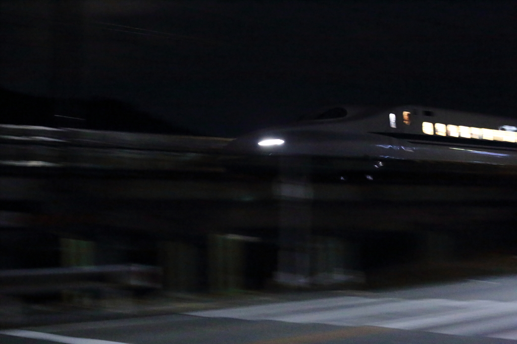 闇夜を切り裂く弾丸ライナー