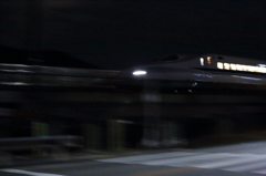 闇夜を切り裂く弾丸ライナー