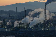 日の出前の工場