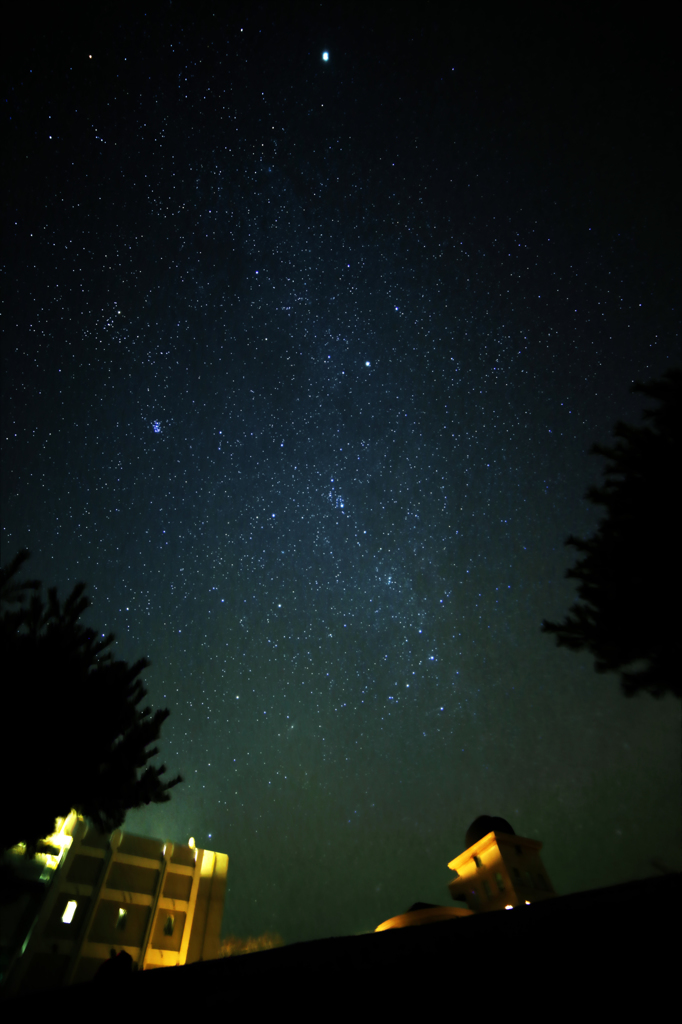 天文台と冬の夜空