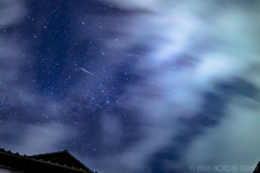 雲を貫く虹色流れ星