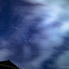 雲を貫く虹色流れ星