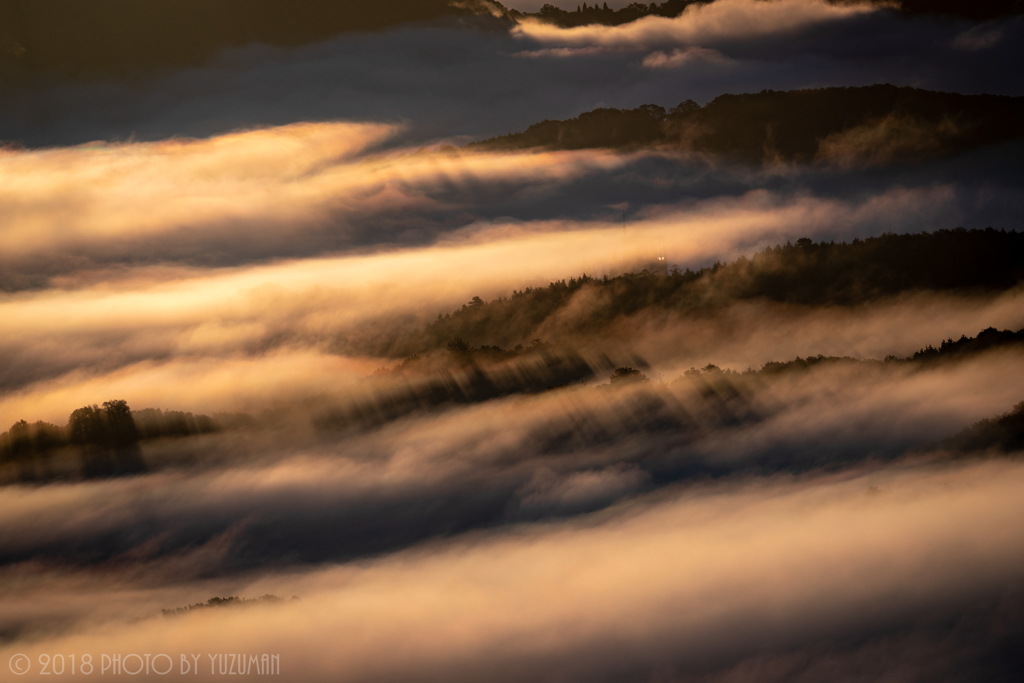 押し寄せる雲の波
