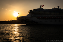 夕陽に触れる豪華客船