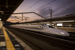 家路へ向かう新幹線