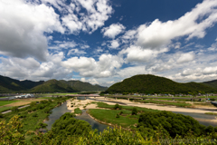 美しき夏の千種川とキティ新幹線