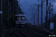 朝霧の中の始発列車