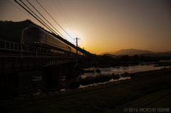 日が昇る鉄橋