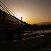 日が昇る鉄橋