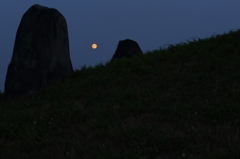 満月と岩