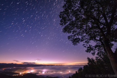 街から放たれる星と雲