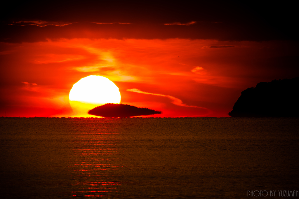 島を侵食するダルマ夕日(Lr.現像Ver.)