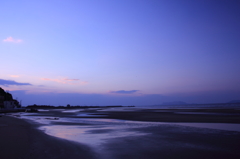 紫色の空と海