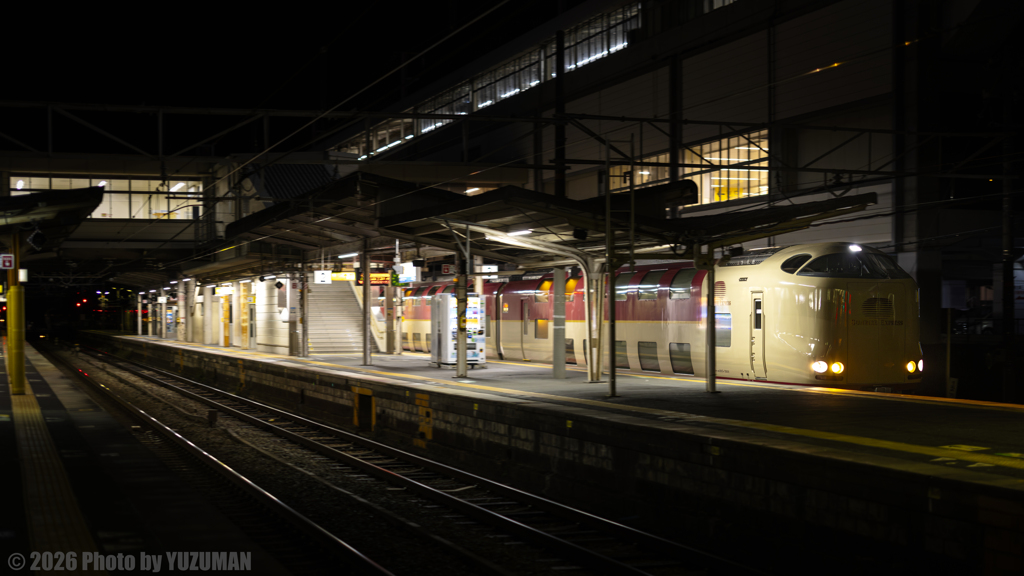 小雪舞う寒い夜を駆けるサンライズ