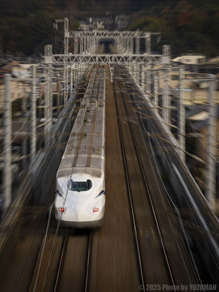 去り行く新幹線