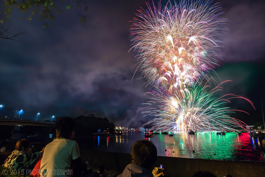 煙立ち昇る初夏の祭典